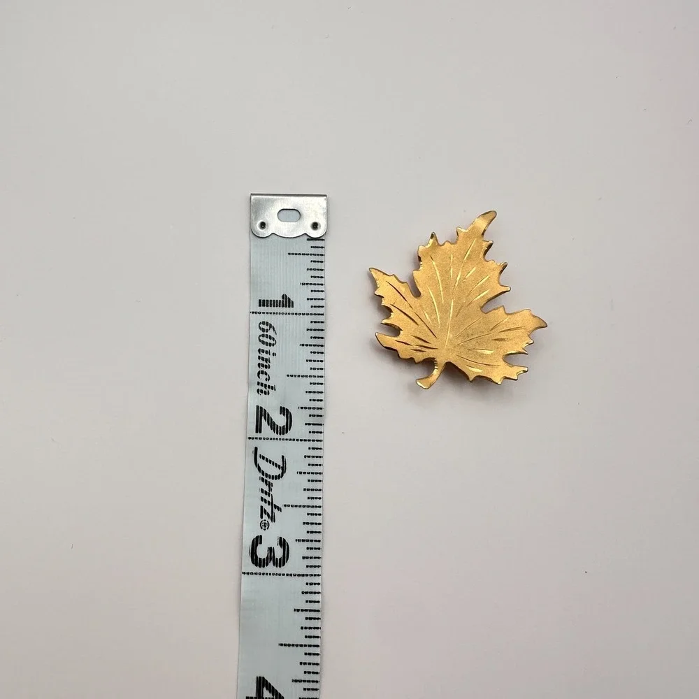 Vintage 90s Gold Tone Textured Maple Leaf Brooch Pin Statement‎ Fashion Jewelry